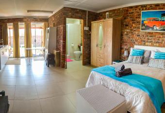 Addo Park Mountain View Apartment has Balcony rooms