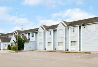 Americas Best Value Inn and Suites Ada allows 18 year olds to book a room