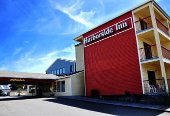 Harborside Inn has rooms with a private hot tub