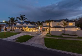 Seahorse Motel Cowes allows 18 year olds to book a room