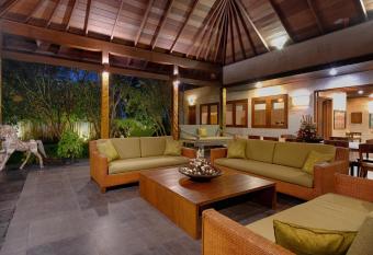 Kutus Kutus Ketewel Villa has rooms with a private hot tub