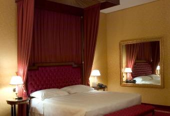 Hotel Maxim allows 18 year olds to book a room