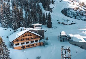 Hotel Berghof - Riesneralm allows 18 year olds to book a room
