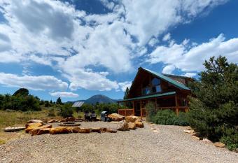 Canyon View Family Cabin, Deck, Tv Room, Games, Bbq, Campfire allows 18 year olds to book a room