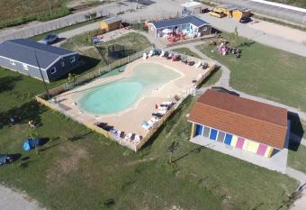 Camping du canal has Balcony rooms