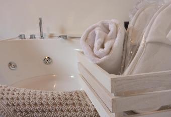 Casa Rubini has rooms with a private hot tub