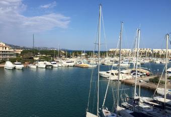 Marines de Cogolin has Balcony rooms