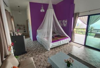                                                               Baan Phu Kham Fah has rooms with a private hot tub