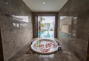 Villa Maiara has rooms with a private hot tub