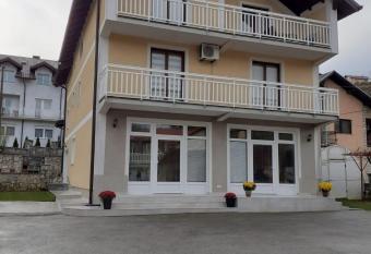 Sweet Holiday Home allows 18 year olds to book a room