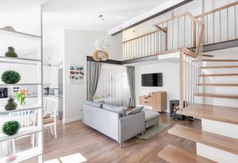 3 Bedroom Apartment 24h self check in, free parking, Ac, fireplace allows 18 year olds to book a room