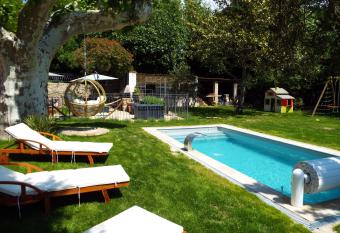 G  te de L  onie Moulin de Tartay en Avignon has rooms with a private hot tub