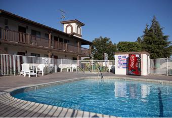 Ez 8 Motel Newark has Smoking rooms