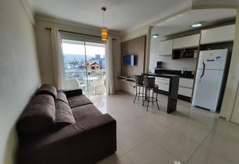 Apartamento 3 quartos 8 pessoas a 50 mts da Praia de Bombas, a 100m da Passarela do Ribeiro has Balcony rooms