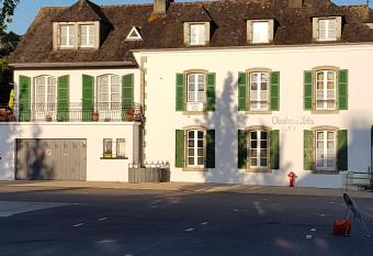 Num  ro 1 allows 18 year olds to book a room