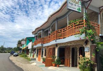 Hotel Hoja de Oro Corcovado allows 18 year olds to book a room