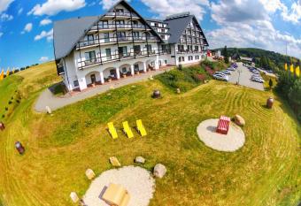 Alpina Lodge Hotel Oberwiesenthal allows 18 year olds to book a room