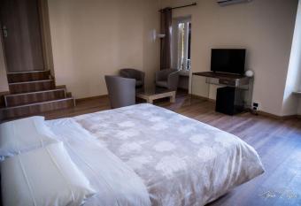 Hotel Lonatino has rooms with a private hot tub