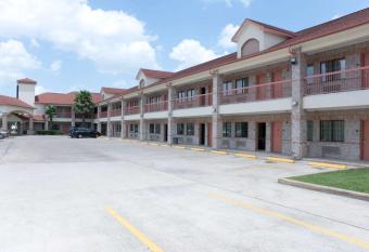 Super 8 by Wyndham Stafford Sugarland Area allows 18 year olds to book a room