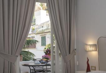 Palazzo Gargano has Balcony rooms