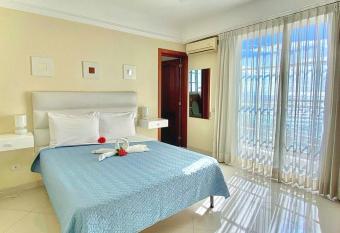 Hotel Shakey has Balcony rooms