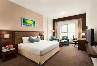 Ramada by Wyndham Dubai Deira has rooms with a private hot tub