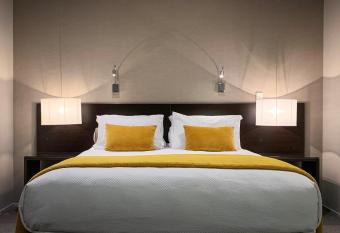 The Sails Nelson has rooms with a private hot tub