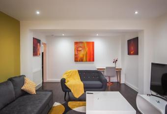 Ur City Pad - 4 bedrooms - 4 bathrooms - Somerset House has Balcony rooms