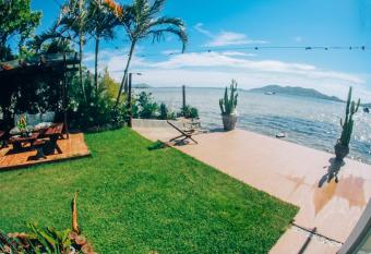 Lagoa N  made Hostel allows 18 year olds to book a room