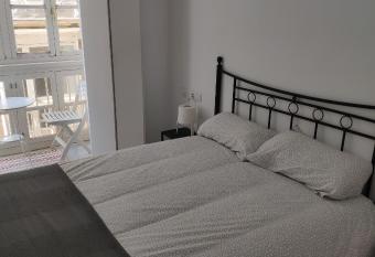 Apartamento El Gaditano Errante allows 18 year olds to book a room