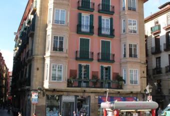 Pensi  n Manoli allows 18 year olds to book a room