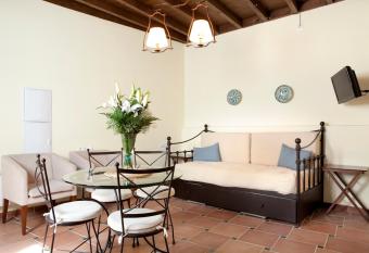 Suites Casa Cuesta del Agua has rooms with a private hot tub