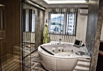 De Lux Apartment Maki has Balcony rooms