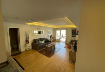 Apartamento Vacacional Manoli allows 18 year olds to book a room