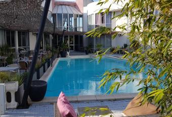 Hotel La Cl   allows 18 year olds to book a room