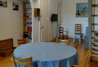 Appartement au calme Centre Ville    2 pas du vieux march   allows 18 year olds to book a room