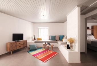 KERESBINOHYDRA PORT HOUSE allows 18 year olds to book a room