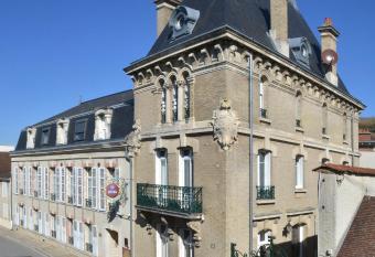 Hotel Castel Jeanson allows 18 year olds to book a room