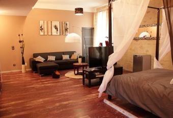 Les Galeries de Beaulac has rooms with a private hot tub