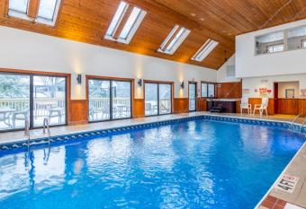 Grey Fox Inn has Balcony rooms