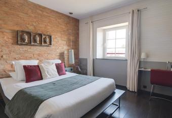 Le Domaine des Lys has rooms with a private hot tub