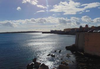 IL MARE DI ORTIGIA allows 18 year olds to book a room