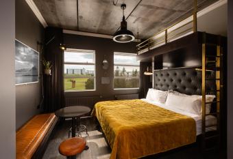 R13 - A Townhouse Hotel allows 18 year olds to book a room