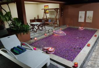 Lavender Villa & Spa has rooms with a private hot tub