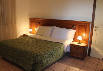 Residence La Piscina has rooms with a private hot tub