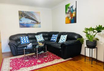 Quiet family Townhouse in Wollongong CBD allows 18 year olds to book a room