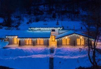 Lo Tzeno has Balcony rooms
