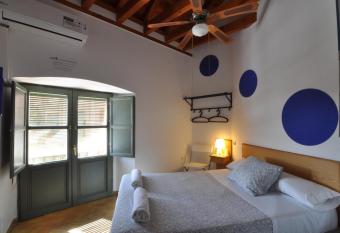 Hostel La Corredera has Balcony rooms