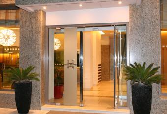 Hotel Flisvos allows 18 year olds to book a room