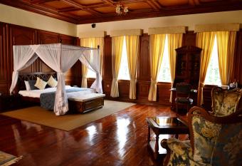 Muthu Sovereign Suites & Spa, Limuru Road, Nairobi has rooms with a private hot tub